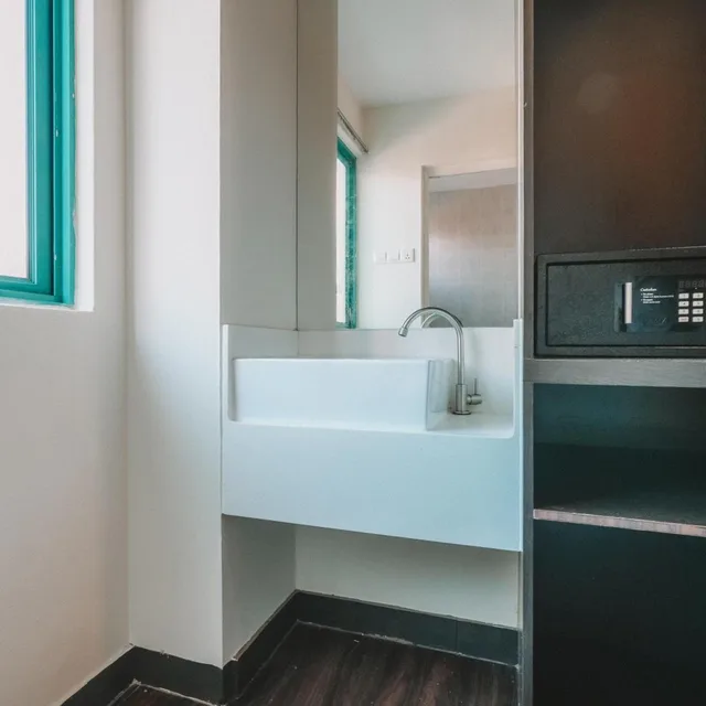 غرفة متصلة، A Hotel Desker 9/10