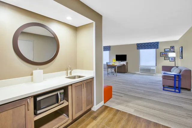 استوديو بسريرين كوين لذوي الإعاقة، Hampton Inn Suites Cleveland Oakwood Village Oh 3/3
