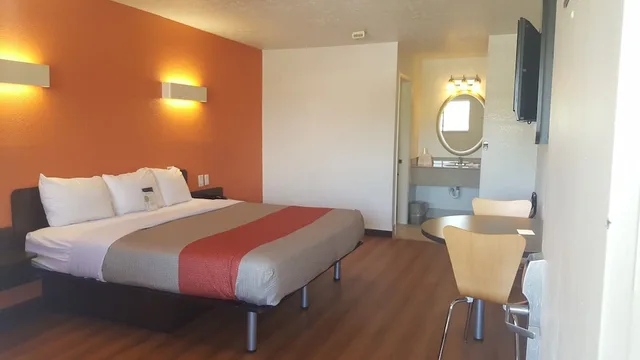 غرفة قياسية بسرير كينج للمدخنين، Motel6 Columbus, OH - OSU 3/5