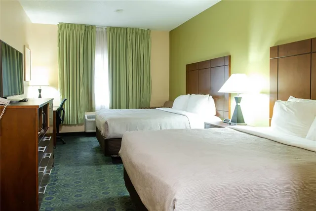Efficiency, 2 Queen Beds، Quality Inn & Suites Bloomington I-55 and I-74 2/2