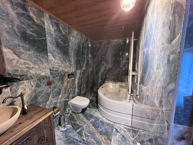 غرفة كومفورت ثلاثية بسرير كوين وسرير فردي بجاكوزي، Falcon Cave Suites 5/5