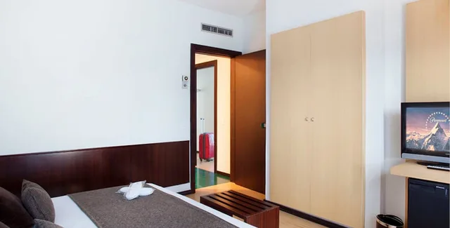 Superior, Twin Beds, Empire Building View، Emporda Hotel 4/6