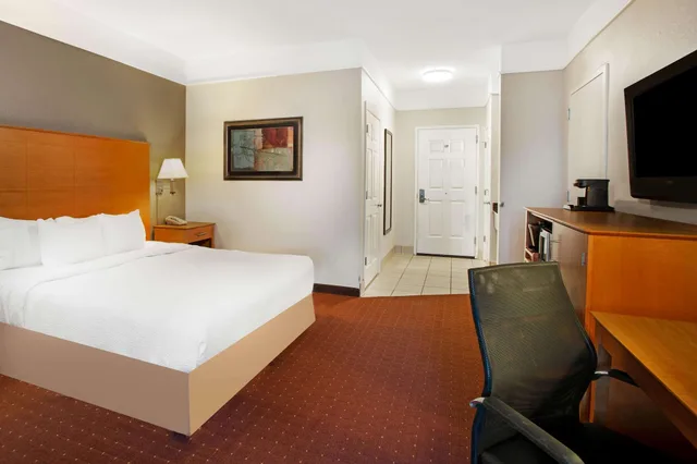 Room, King Bed, La Quinta Inn & Suites by Wyndham Norfolk 1/5