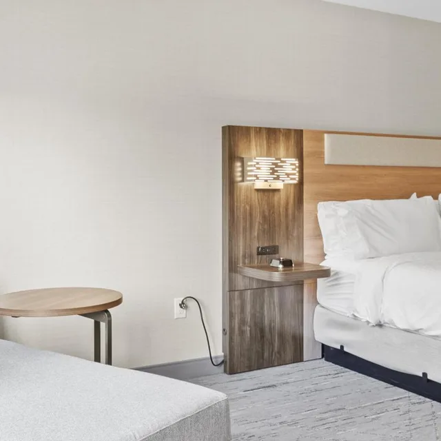 غرفة بسرير كينج مع أريكة، Holiday Inn Express Hotel And Suites Manchester Airport 6/7