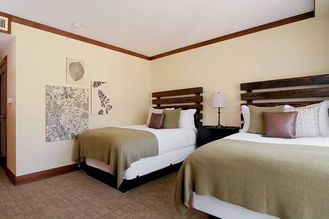 غرفة بسريرين مزدوجين بإطلالة على الجبل بشرفة بغرفتي نوم، The Ritz Carlton Lake Tahoe 1/3