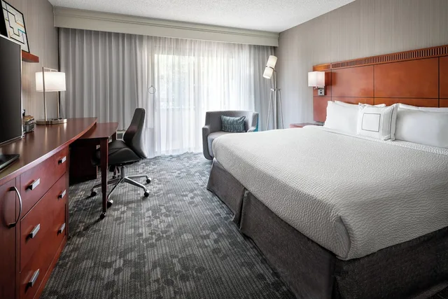غرفة بسرير كينج بإطلالة على الفناء، Courtyard by Marriott San Jose Cupertino 1/5