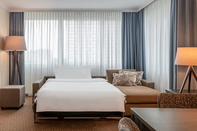 جناح جونيور بسرير كينج مع أريكة، The Westin Grand Munich 3/7