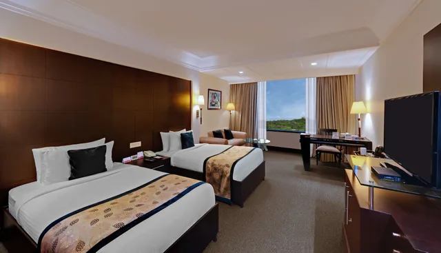 غرفة سوبيريور بسريرين منفصلين، Ramada Plaza by Wyndham JHV Varanasi 2/6