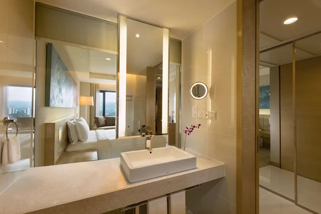 غرفة تنفيذية بسريرين منفصلين مع دخول الصالة، Doubletree By Hilton Kuala Lumpur 4/5