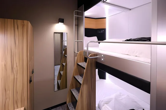 سكن مشترك قياسي بسريرين منفصلين للرجال بحمام مشترك، Global Cabin Yokohamachukagai 1/1