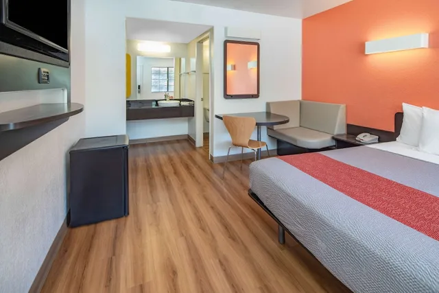 غرفة بريميوم بسرير كوين، Motel6 Thousand Oaks, CA 1/10