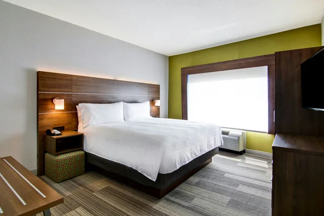 Spa, Executive, Suite, King Bed، Holiday Inn Express Hotel & Suites Toronto Markham 3/8