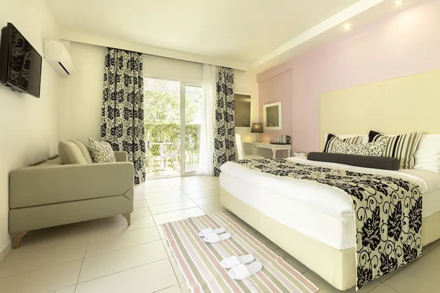 جناح جونيور بسرير كوين مع أريكة، Mandraki Village Boutique Hotel 2/7