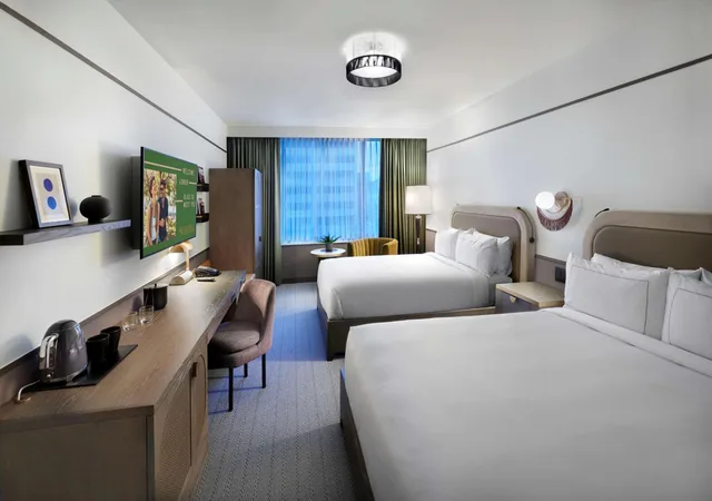 غرفة بسرير كينج وسريرين كوين، The Westley Calgary Downtown, Tapestry Collection by Hilton 2/7