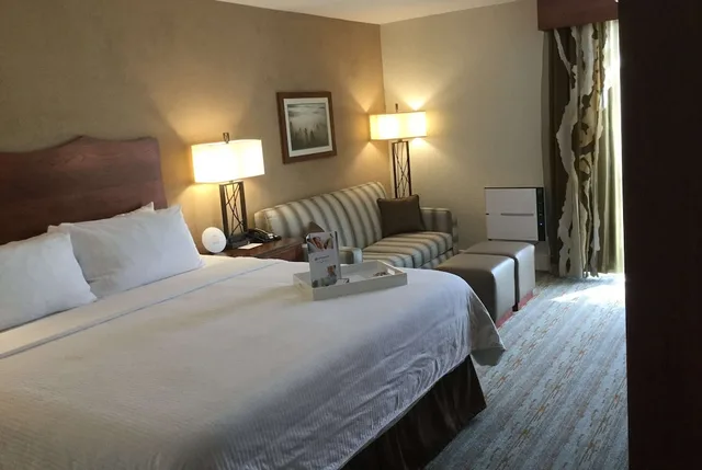غرفة تنفيذية بسرير كينج مع أريكة، Wyndham Visalia 2/4