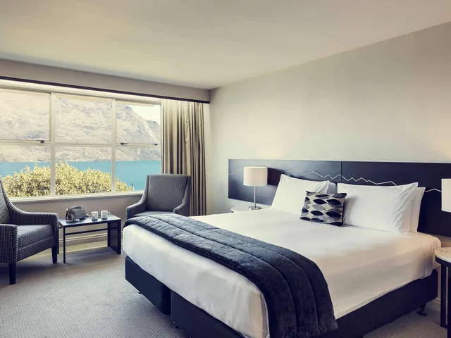 Superior, Queen Bed, Lake View, Movenpick Queenstown 1/8