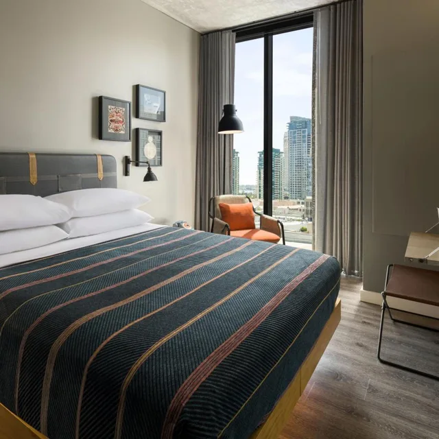 غرفة بسرير كوين بإطلالة على المدينة بحوض استحمام لذوي الإعاقة، Moxy San Diego Downtown/Gaslamp Quarter 1/6