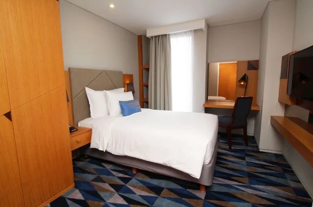 2 Bedrooms, Family, Single, 1 Queen and 1 Double Bed، Swiss-Belhotel Pondok Indah 5/7