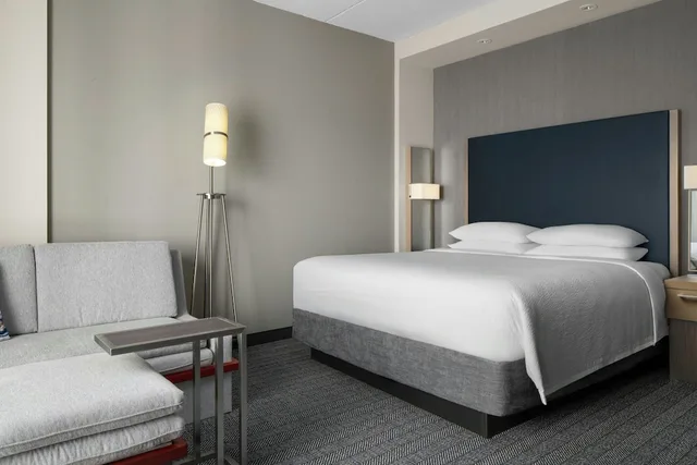 غرفة بسرير كينج مع أريكة، Courtyard By Marriott Fayetteville Fort Bragg Spring Lake 2/10
