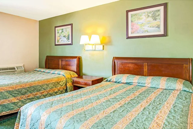 غرفة بسريرين كوين للمدخنين، Knights Inn South Hackensack 1/5
