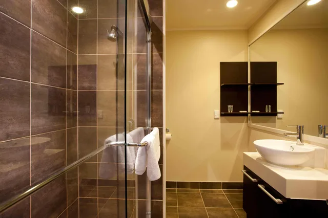 Premium, 1 Queen and 1 Single Bed, Auckland Airport Kiwi Hotel 9/9