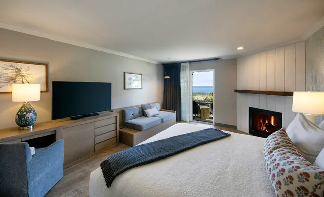 غرفة بسرير كينج بإطلالة على البحر بشرفة، Fireside Inn On Moonstone Beach 1/3