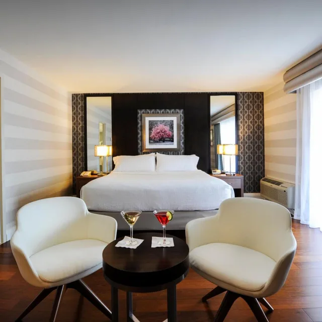 غرفة بسرير كينج بحوض جاكوزي، Holiday Inn by the Falls 4/5