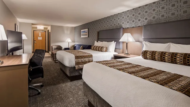 غرفة قياسية بسريرين كوين مع أريكة، Best Western Plus Las Vegas West 1/5