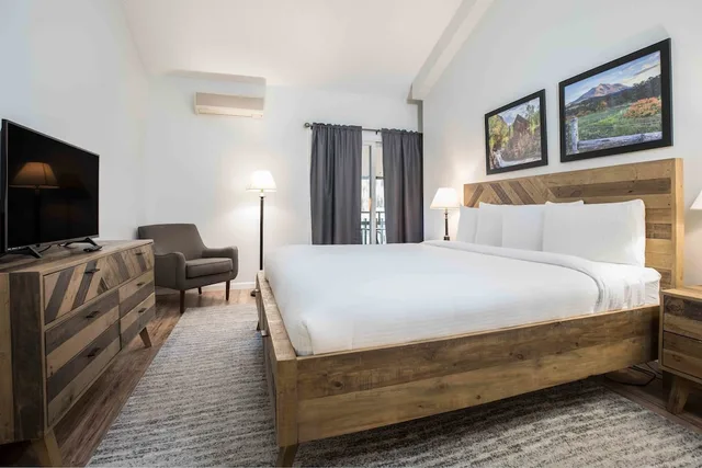 شقة سكنية بسرير كينج وسرير كوين بإطلالة على الجبل بغرفتي نوم مع أريكة بمطبخ، Evergreen Lodge 3/7