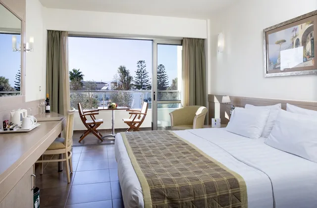 غرفة قياسية بسرير مزدوج بإطلالة على الحديقة مع أريكة، Thalassa Beach Resort - Adults Only 1/5