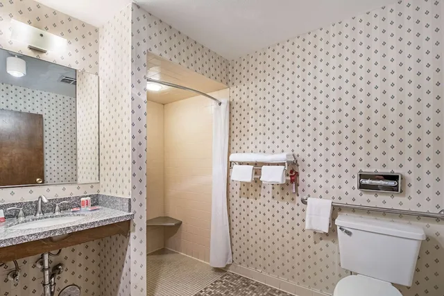 غرفة مفردة بسرير كوين لذوي الإعاقة، Sutter Inn 2/3