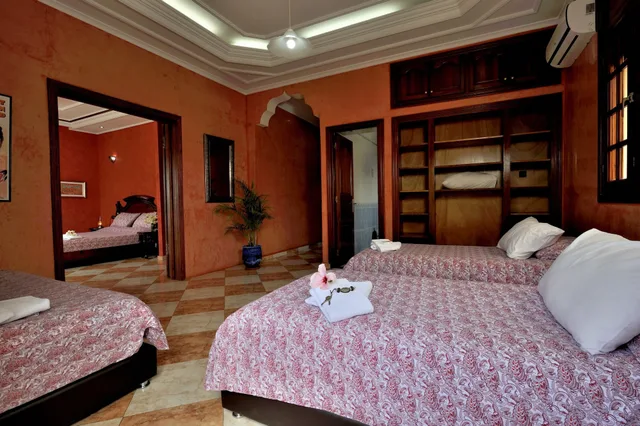 جناح بسرير كوين وسريرين فرديين بإطلالة على الحديقة بغرفتي نوم، L'Hostel 1/1