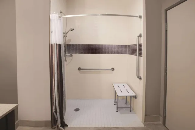 غرفة بسريرين كوين بحوض استحمام لذوي الإعاقة، La Quinta Inn And Suites By Wyndham Kingsville 5/6