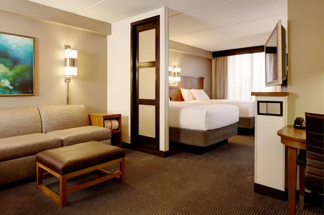 غرفة بسريرين مزدوجين بإطلالة على الجبل مع أريكة، Hyatt Place Tempe/Phoenix Airport 3/5