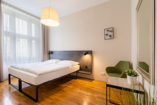 شقة بسريرين كوين بشرفة مع أريكة، EA ApartHotel Melantrich 1/5