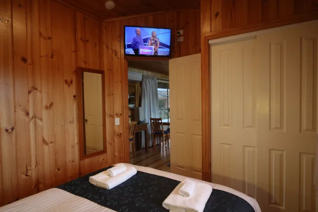 1 Bedroom, Cabin, Deluxe, Balcony, Garden Area, Swansea Cottages & Motel Suites 3/6