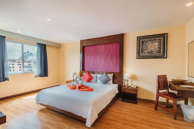 جناح بسرير كينج وسريرين منفصلين بإطلالة على المسبح بغرفتي نوم، Elite Suites Patong 5/10