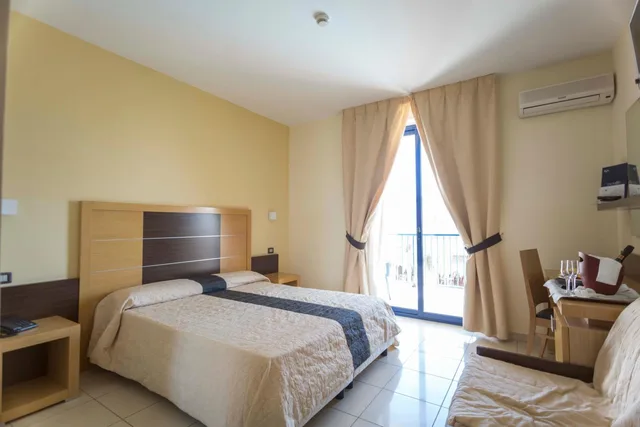 غرفة قياسية ثلاثية بسرير مزدوج وسرير فردي، Tichos Greenblu Hotel 2/2