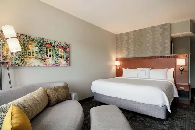 غرفة بسرير كينج لذوي الإعاقة، Courtyard by Marriott Ewing Princeton 2/7
