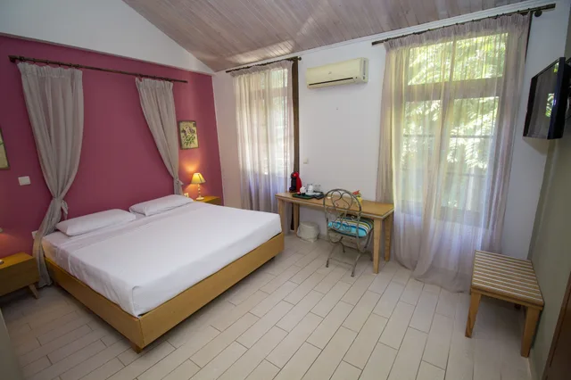 غرفة كلاسيكية بسرير كوين بشرفة، Elia Portou Rooms 2/5