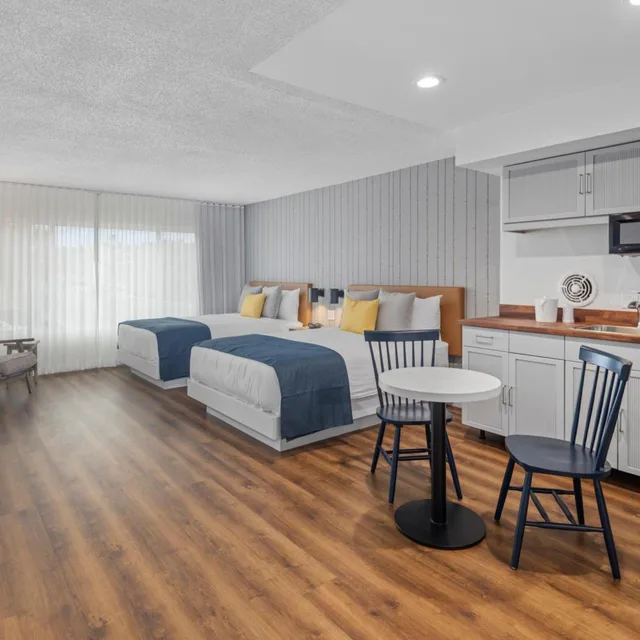 غرفة سوبيريور بسريرين كوين، Sea Harbor Hotel 2/9