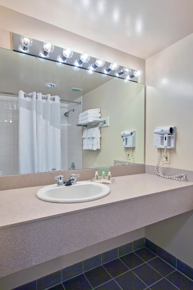 غرفة بسرير كينج وسريرين كوين، Days Inn Stephenville 10/10