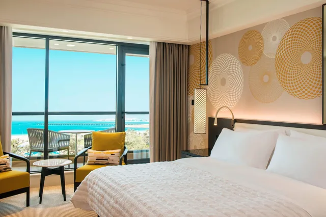 غرفة ديلوكس بسرير كينج بإطلالة على البحر بشرفة، Le Royal Meridien Beach Resort & Spa 1/4