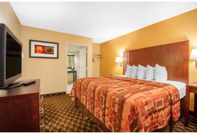 غرفة بسرير كينج لغير المدخنين بمطبخ، Motel6 Little Rock, AR - Airport 4/10
