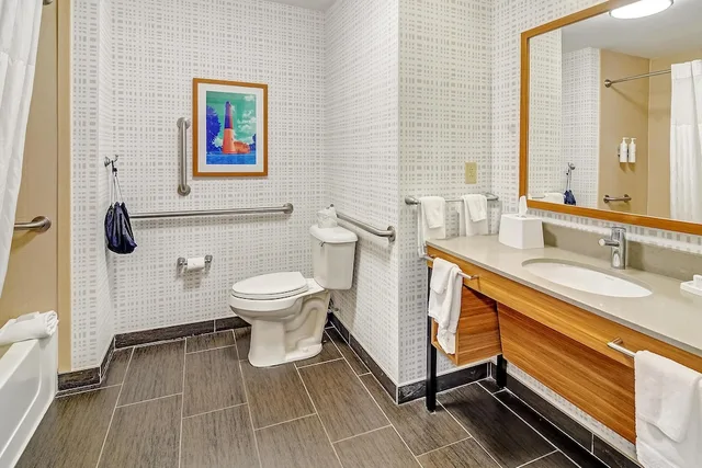 غرفة بسرير كينج بحوض استحمام لذوي الإعاقة، Hampton Inn Foley 5/10