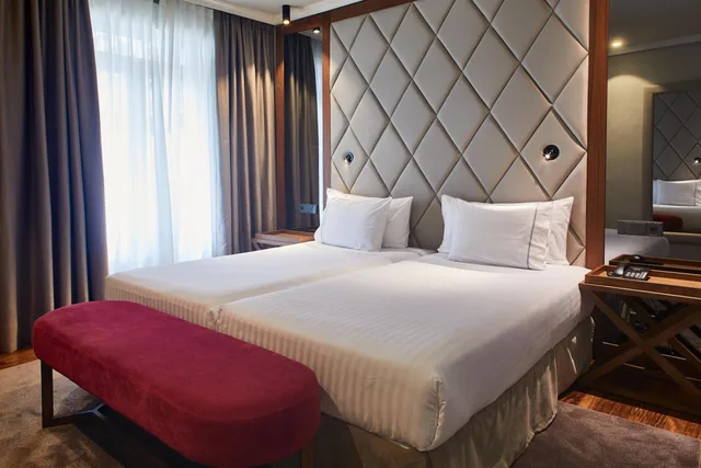 غرفة ثلاثية بسرير فردي بشرفة، Hotel Silken Palacio Uribarren 2/3