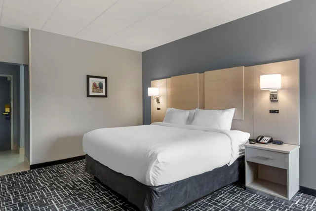 Deluxe, King Bed, No Elevator, Sofa، Comfort Inn Hyannis - Cape Cod 5/10