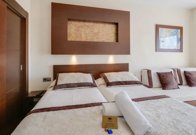 غرفة أساسية بسريرين منفصلين بشرفة بغرفة نوم واحدة مع أريكة في الطابق الأرضي، Hotel Condesa 2/9