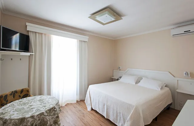 غرفة ديلوكس ثلاثية بسرير مزدوج وسرير فردي، Galo Vermelho Hotel 1/4