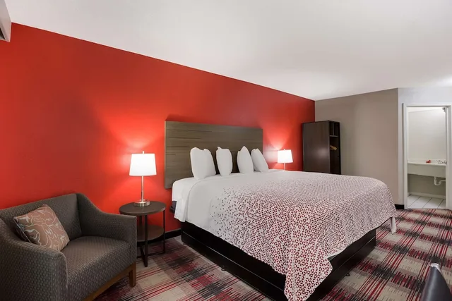 غرفة قياسية بسرير كينج، Surestay Hotel By Best Western Higginsville 2/4